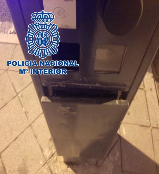 Agentes de la Policía Nacional han detenido a dos varones como presuntos autores del robo en un parquímetro de la ORA