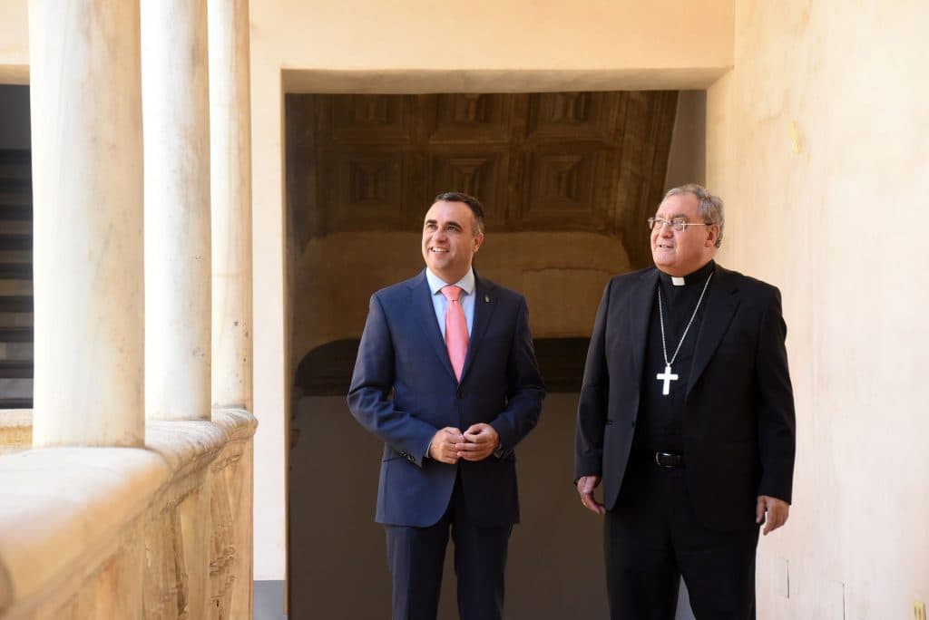 Primer encuentro entre el presidente de Diputación y el arzobispo de Granada