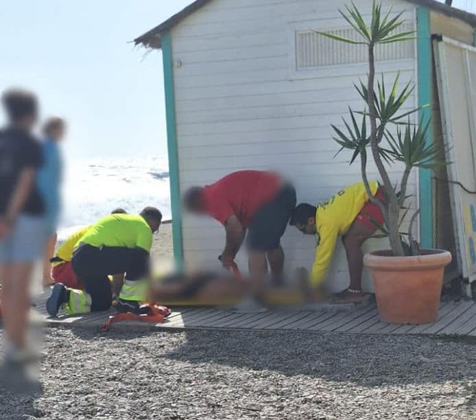 Una joven es asistida en Playa Granada tras recibir un fuerte golpe en la cabeza y quedar conmocionada
