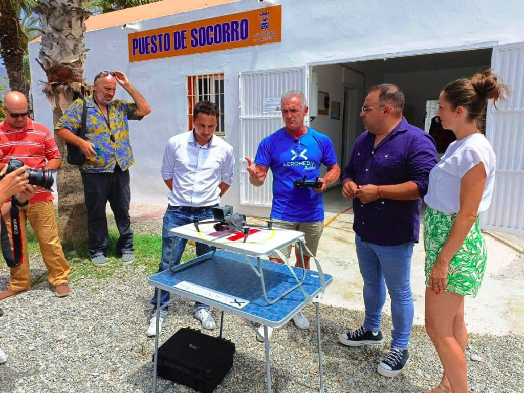 Las playas de Almuñécar y La Herradura cuentan ya con un servicio de aerovigilancia con un dron