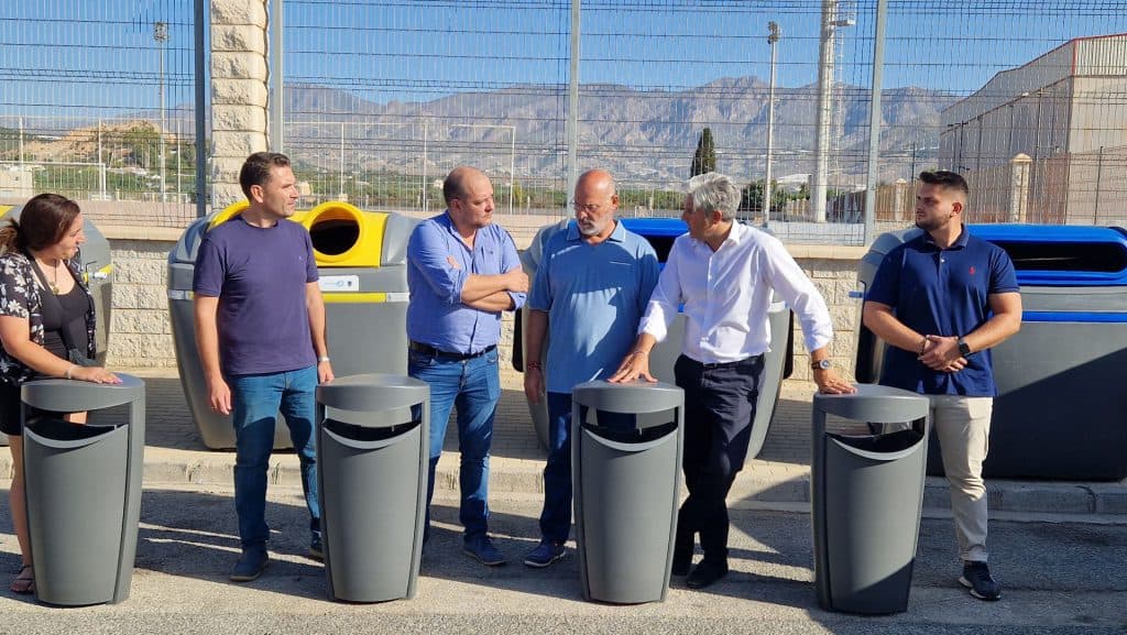Salobreña incorpora nuevos vehículos y mobiliario urbano para labores de limpieza y recogida de residuos