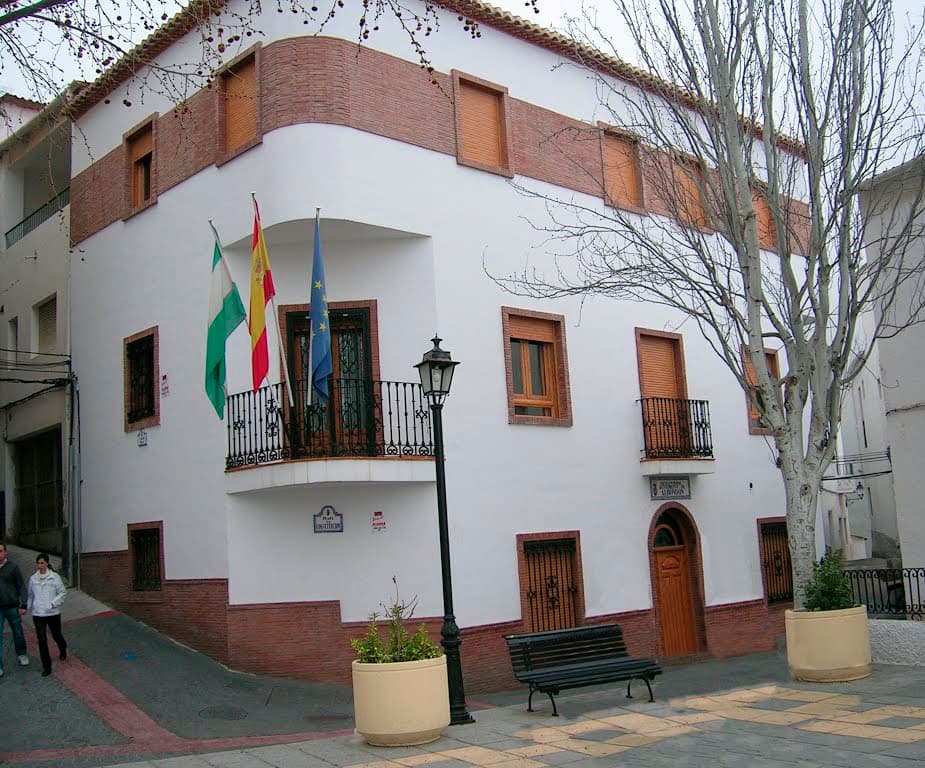 La Delegación de Igualdad condena el «retroceso» tras la entrega de regalos sexistas en el Ayuntamiento de Albondón