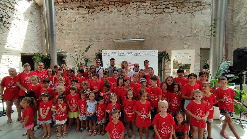 Éxito de participación de la actividad ‘Pintando nuestro castillo’ organizada por la ELA de Carchuna – Calahonda