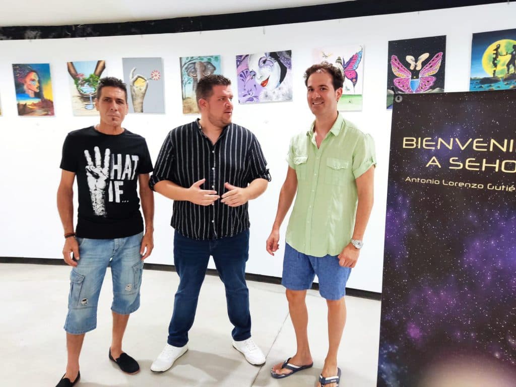 Presentada en Carchuna la exposición ‘Estímulos de color’ y el libro y la muestra de ‘Bienvenido a Seho’
