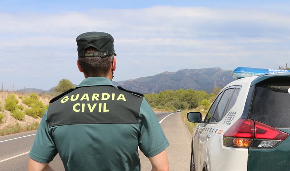 Granada: maniatan, le ponen un saco en la cabeza y amenazan con un cuchillo a un camionero para robarle la carga