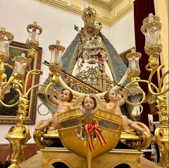 La Santísima Virgen de la Cabeza Coronada ha sido ataviada para su festividad y posterior procesión de alabanza