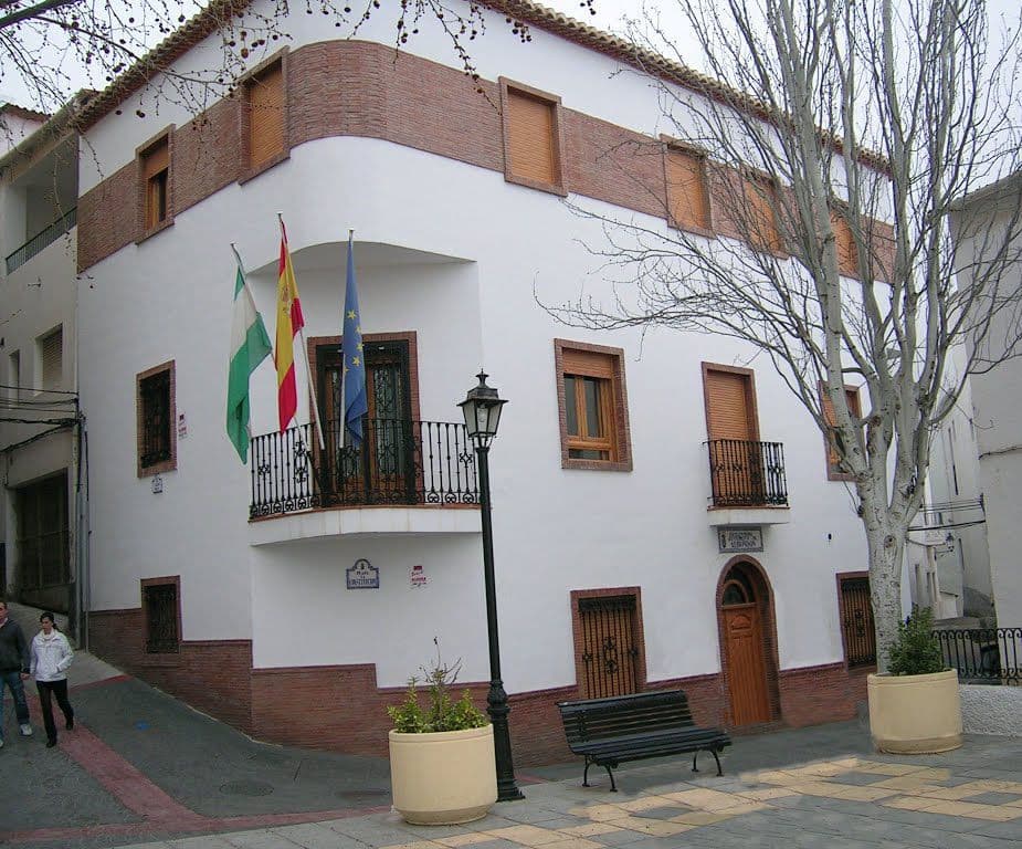 Albondón regala en sus fiestas: licores para hombres y bayetas a mujeres