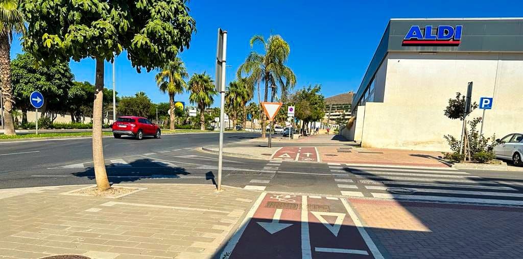 Motril continúa «su apuesta por la mejora de la movilidad urbana sostenible» con la conexión de los carriles bici en la Avenida Norman Bethune