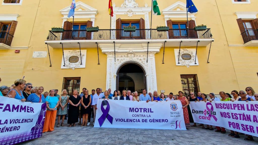 Concentración contra la violencia de género en repulsa por el asesinato de Encarni Muñoz Cardona en Motril