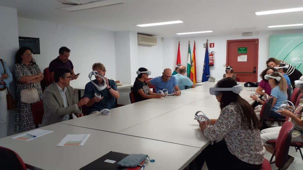 El SAE prueba en Granada un proyecto piloto que utiliza gafas de realidad virtual para mejorar las competencias de los usuarios