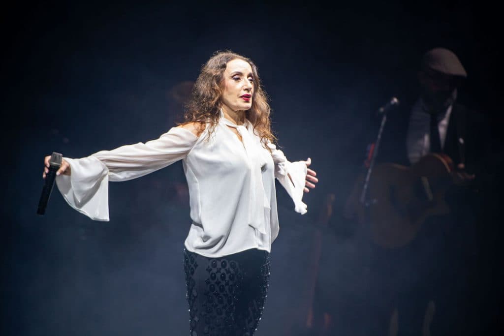 Luz Casal emociona y hace disfrutar a un público entregado en el tercer acto del ciclo 1001 Músicas – CaixaBank
