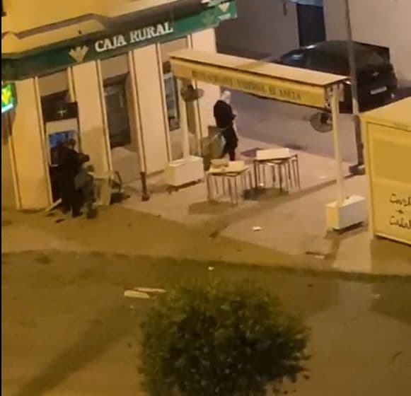 Varios individuos revientan de madrugada un cajero automático en Calahonda