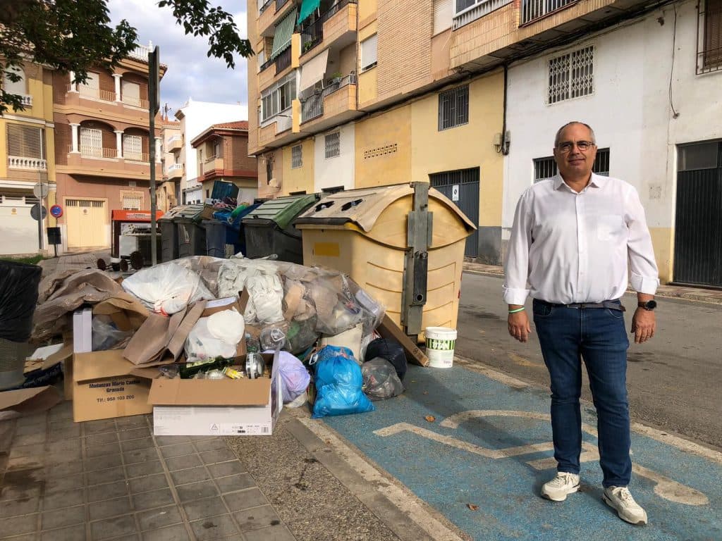 AxSí pide un plan de choque real contra la acumulación de basura junto a los contenedores
