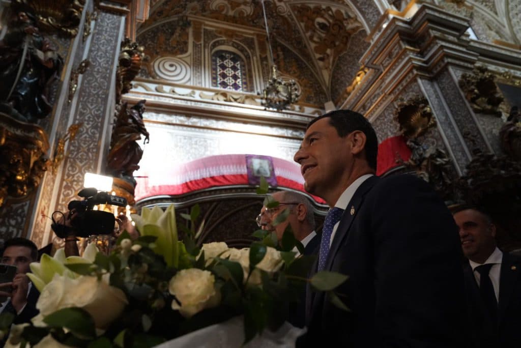 El presidente de la Junta de Andalucía, Juanma Moreno, realiza una ofrenda floral a la Virgen de las Angustias de Granada