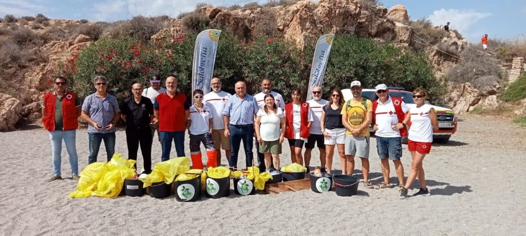 Un centenar de escolares participan en una actividad medioambiental en la playa de Salobreña
