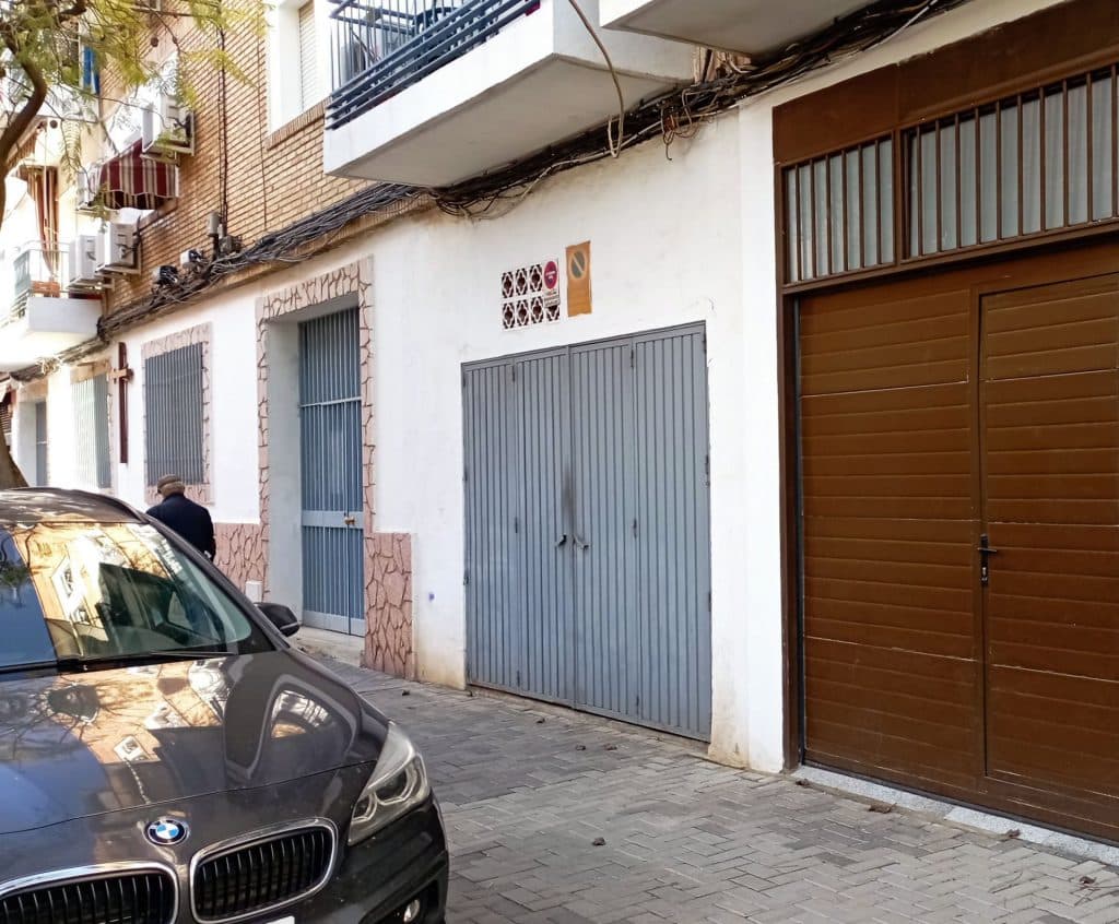 Almuñécar Unida para la Gente (IU) propone que se permita a los titulares de un vado aparcar delante de su cochera