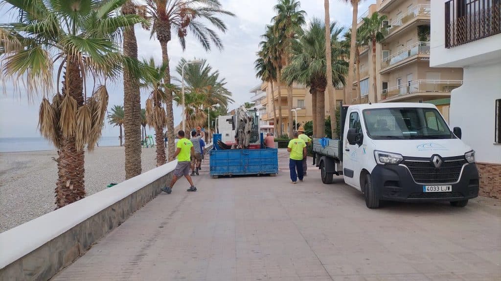 Castell de Ferro inicia la segunda fase de la renovación y cambio de imagen de su paseo marítimo