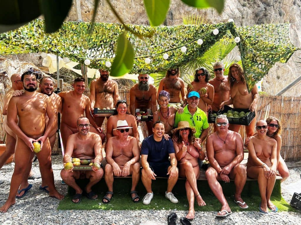 El Ayuntamiento de Almuñécar ofrece una degustación de subtropicales a la Asociación Amigos de la Playa Nudista de Cantarriján