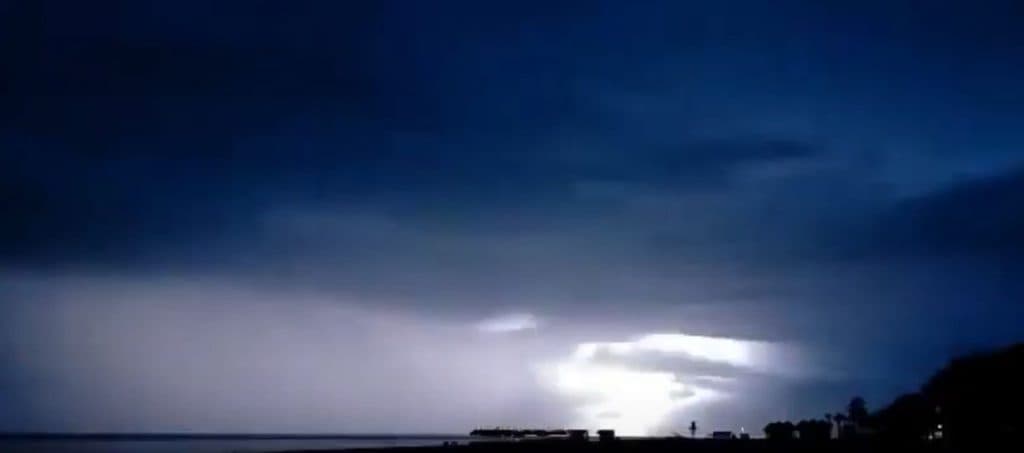 La Costa Tropical amanece con fuerte tormenta y lluvia, que irá a más en las próximas horas
