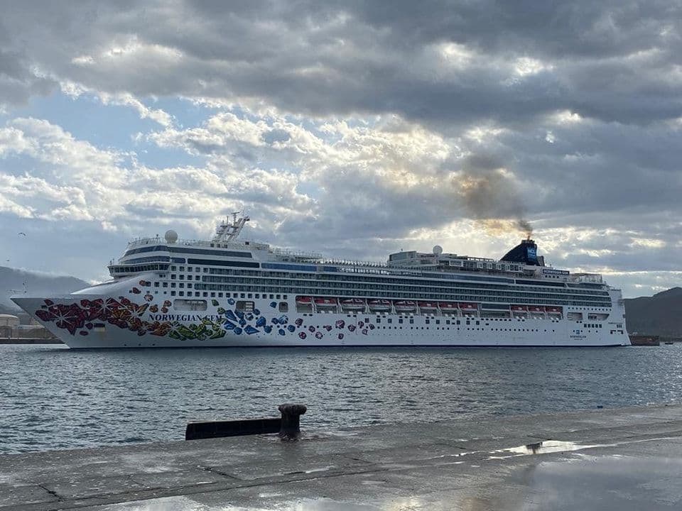 Hace escala por vez primera en el Puerto de Motril el crucero Norwegian Gem
