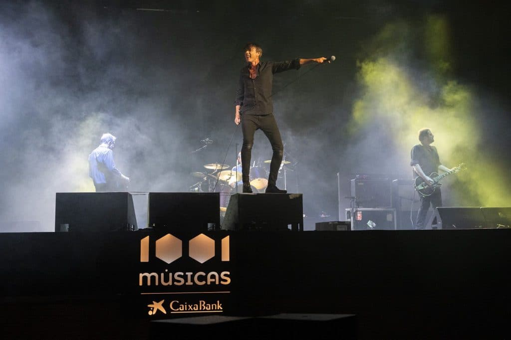 Suede pone en pie al Teatro del Generalife en un intenso concierto con el más puro britpop en el ciclo 1001 Músicas – CaixaBank