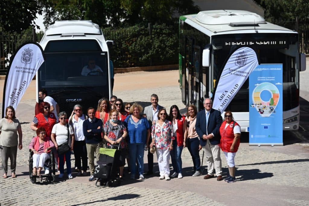 La Junta, el Consistorio y Cruz Roja organizan una jornada para acercar el autobús a los mayores