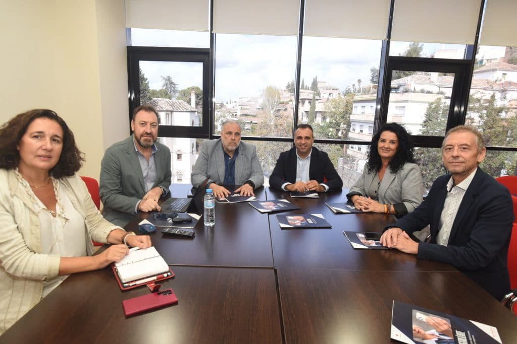 Digitalízate: el programa de la Diputación y Cruz Roja Granada para dotar a los mayores de la provincia de autonomía digital