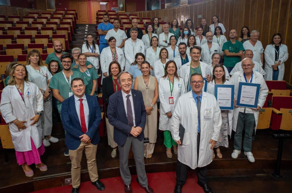 El Hospital Virgen de las Nieves certifica las unidades de Neumología, Aparato Digestivo y Microbiología con nivel ‘Óptimo’