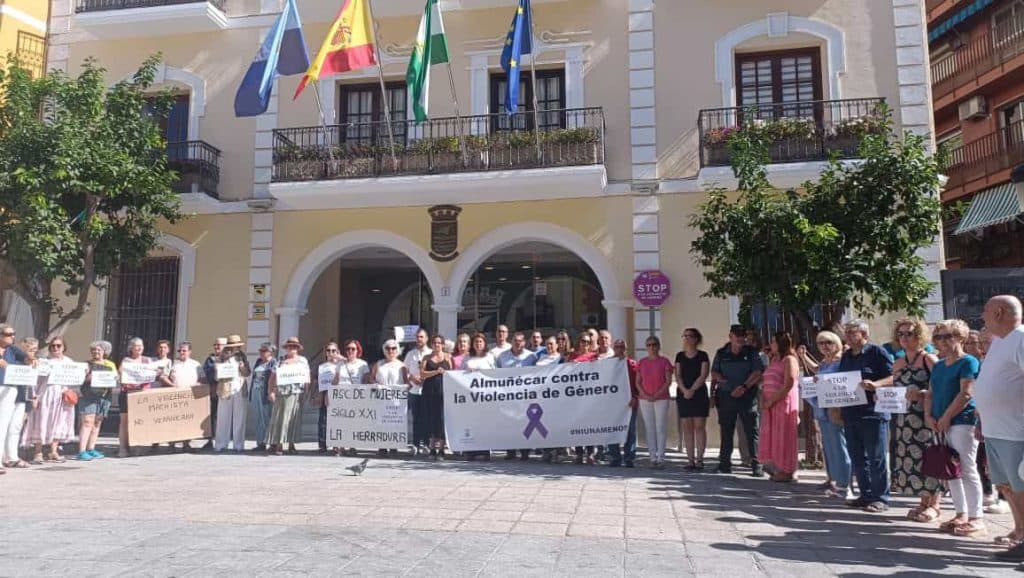 Almuñécar guarda 5 minutos de silencio contra la violencia de género y en homenaje y recuerdo de las víctimas