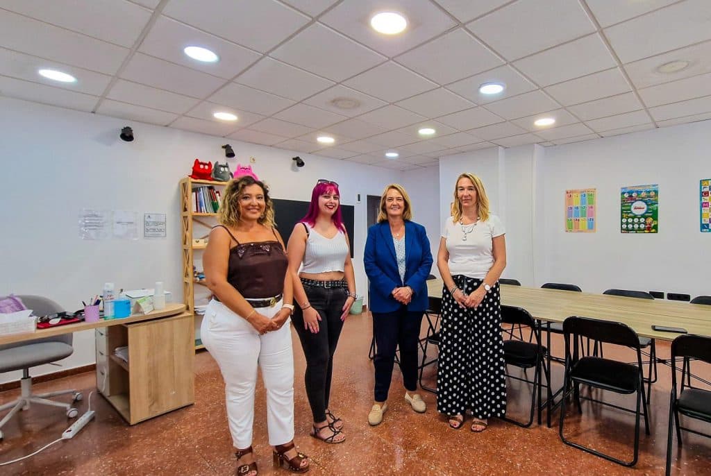La alcaldesa de Motril visita la academia ‘El aula de Luisa’