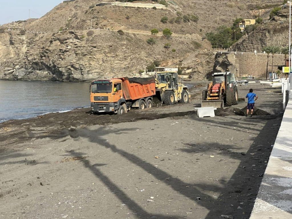 Albuñol trabaja a contrarreloj en la limpieza de playas y reapertura de caminos