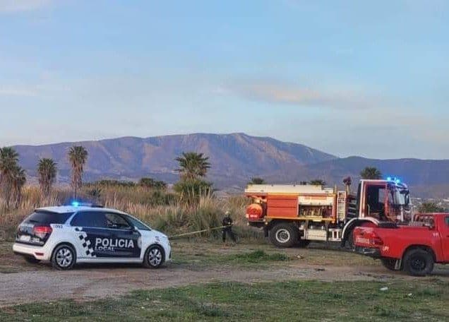 Policía y Bomberos de Motril intervienen en un incendio de restos agrícolas en el Camino Patria