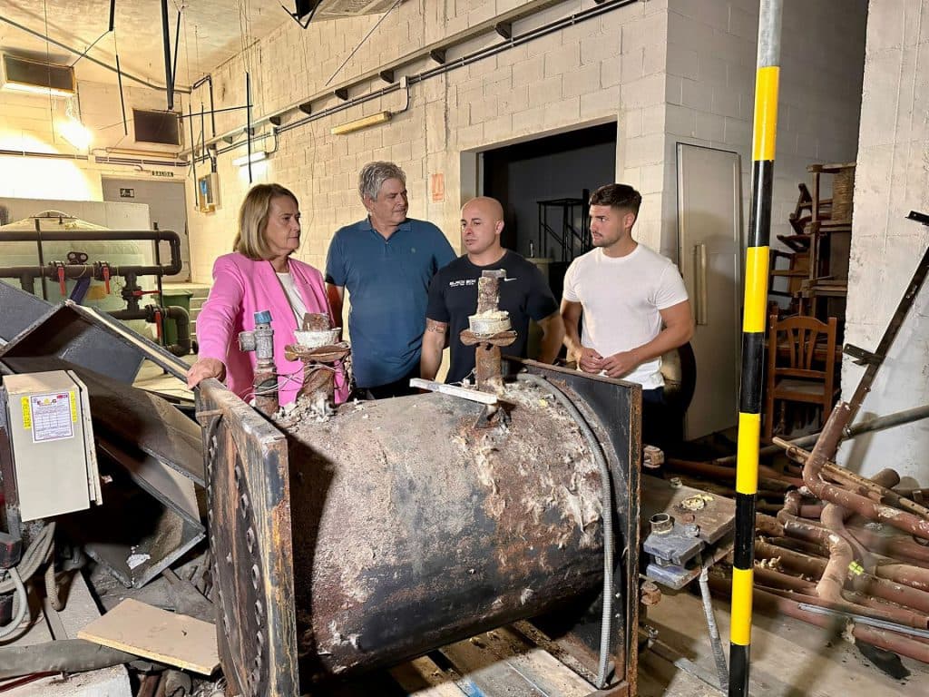 Obras en la piscina municipal de Motril, que cuentan con un plazo de ejecución de cinco meses y su finalización está prevista en diciembre de 2023