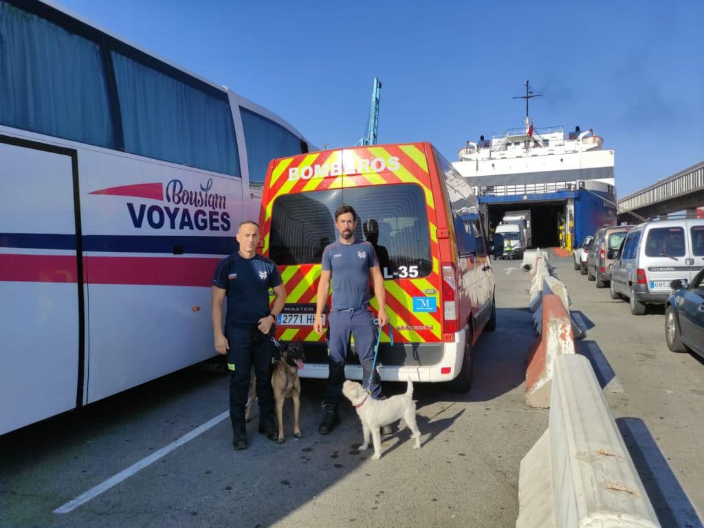 Dos miembros de la Unidad Canina de Rescate de Almuñécar y sus perros se trasladan a Marruecos para buscar a supervivientes del terremoto de la zona de Marrakech