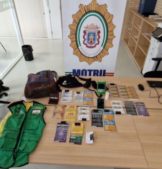 Un vecino de Motril encuentra una mochila perteneciente a un vendedor de la ONCE con cerca de 2.400 € de decimos de lotería y boletos de otros juegos