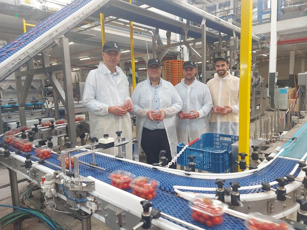 El presidente de la Mancomunidad de la Costa Tropical visita el grupo La Caña en Motril