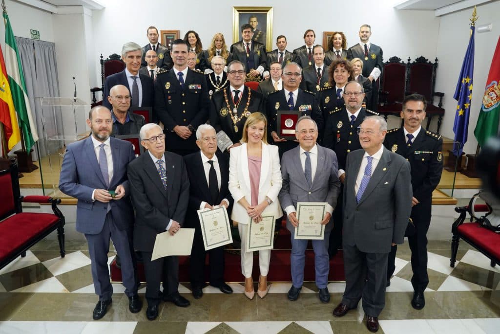 Botones de Oro y Plata para ensalzar el compromiso y la constancia de la abogacía granadina