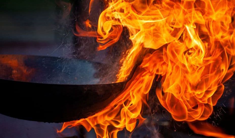 Una mujer evacuada al hospital tras producirse un incendio en la cocina de una casa de Guadix