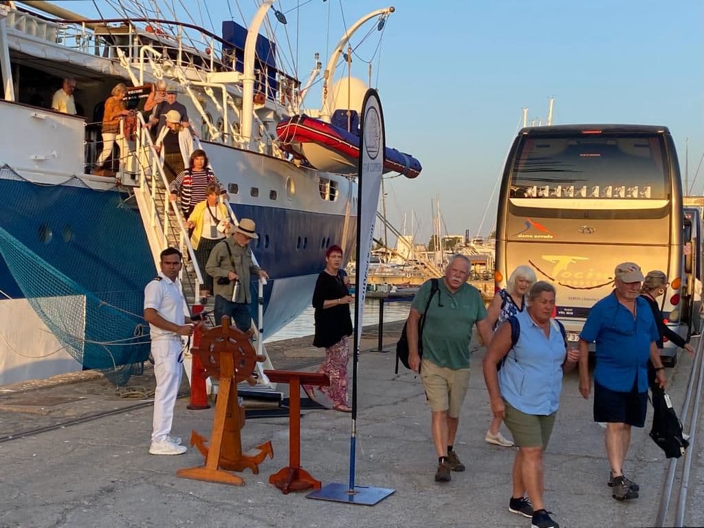 El lujoso Royal Clipper inaugura el otoño de veleros en el Puerto de Motril