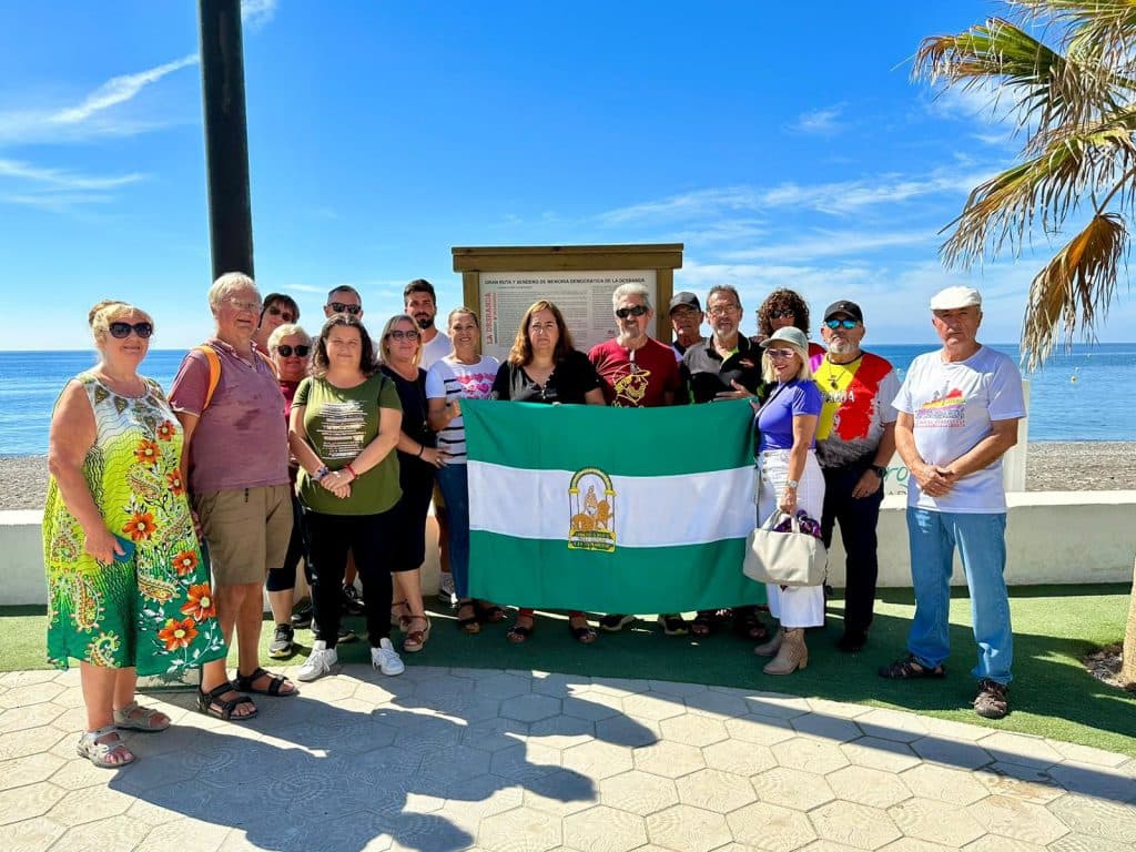 Se inaugura en La Rábita la marquesina que señaliza la Gran Ruta y Sendero de La Desbandá