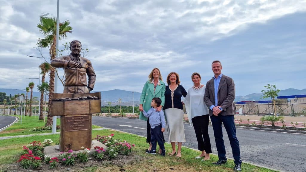 El Ayuntamiento reconoce la trayectoria de Damián Carmona Maldonado con una escultura «por su histórica dedicación a Motril»