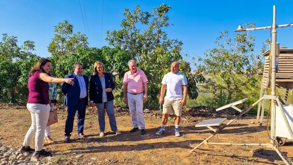 Las autoridades visitan la finca experimental La Nacla en Puntalón