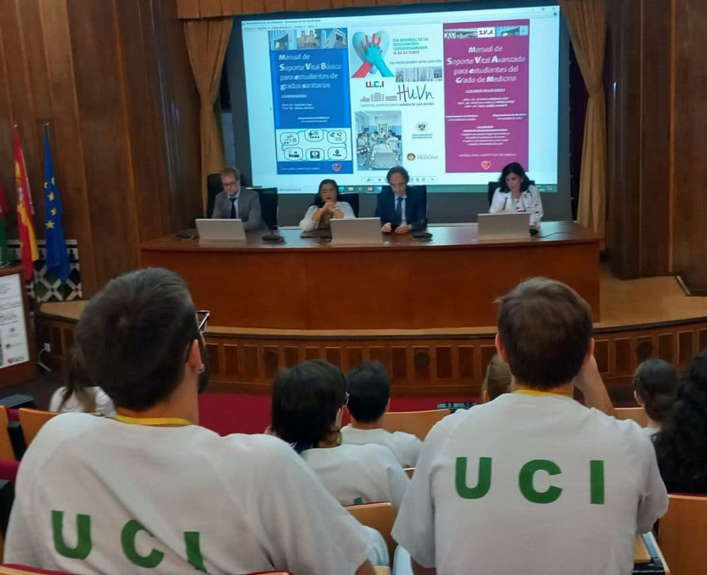 El Hospital Universitario Virgen de las Nieves presenta un manual de soporte vital avanzado dirigido a estudiantes de Medicina
