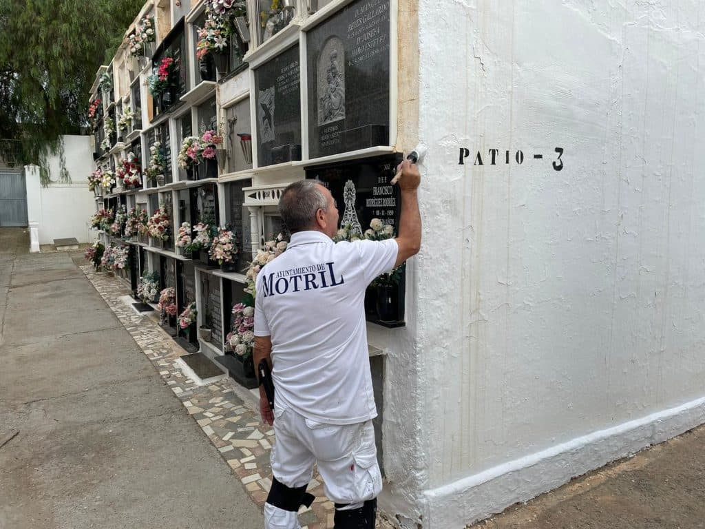 El Ayuntamiento de Motril acondiciona el cementerio municipal de cara a la festividad de Todos los Santos