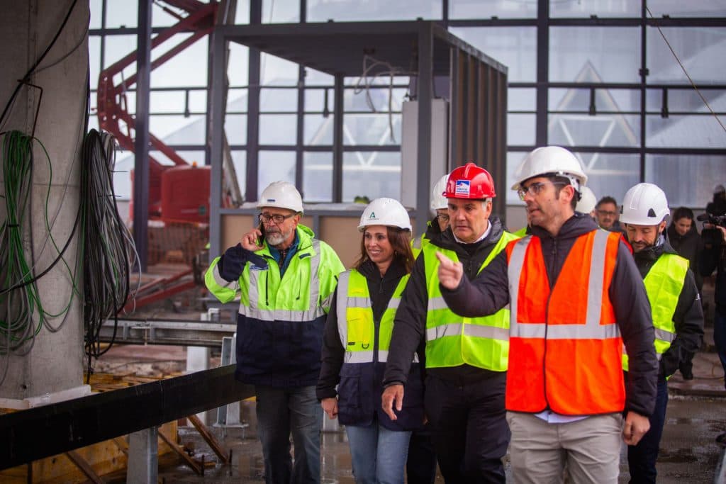 La consejera de Fomento y presidenta de Cetursa, Rocío Díaz, visita las obras del telecabina Al Ándalus y doble telesquí El Puente