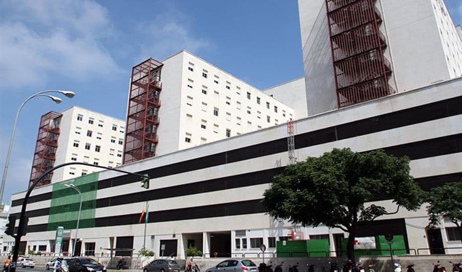 Un trabajador fallecido y dos heridos graves tras caerles encima una vidriera en Cádiz