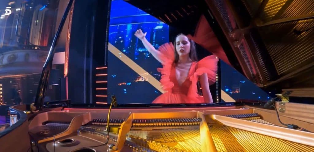 La motrileña Luz Marina interpreta rock andaluz con un piano de cola en ‘Got talent’: «Ha sido un privilegio asistir a tu actuación»