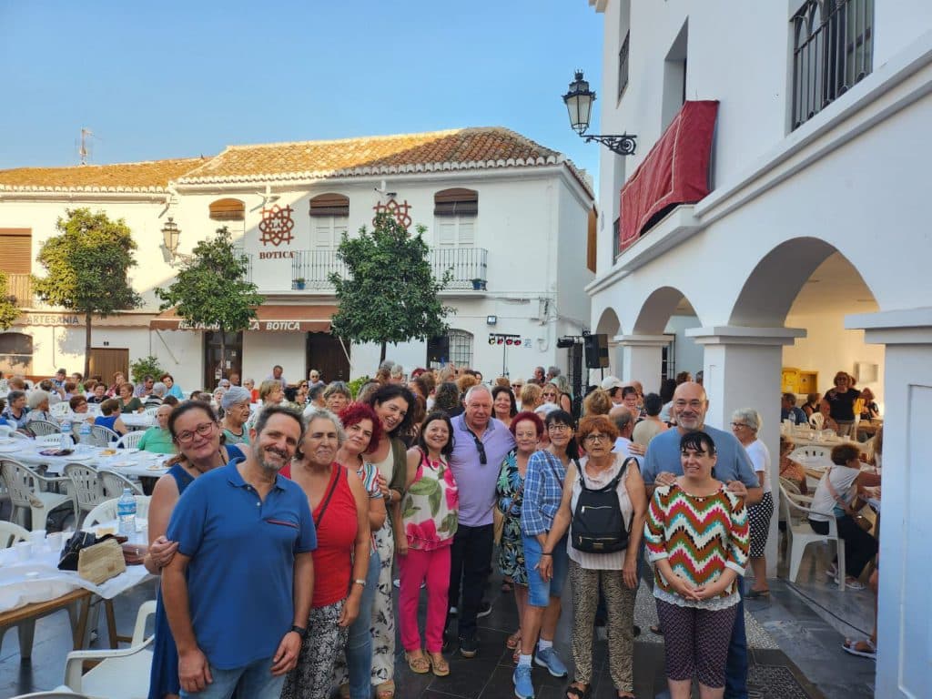 Con una merienda homenaje a los mayores han comenzado la actividades de las Fiestas del Rosario en la Villa