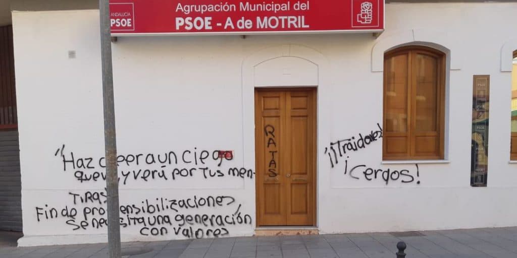 Pintadas ofensivas en la sede del PSOE de Motril