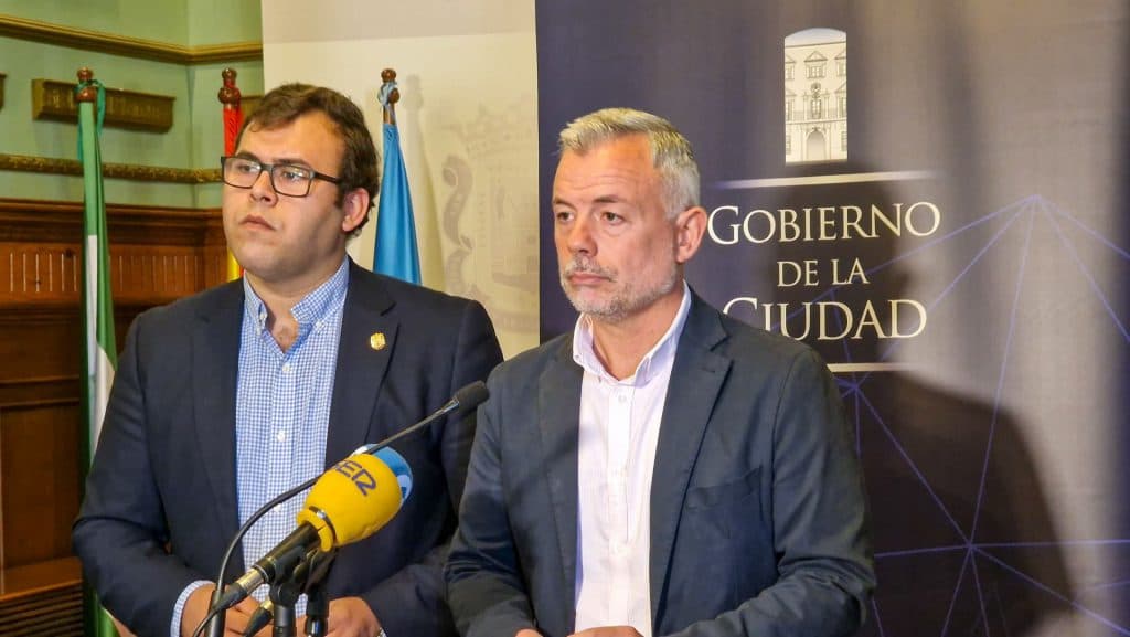 Nicolás Navarro y Juan Fernando Hernández explican la aprobación de la subida de la tasa de basura doméstica e industrial aprobada en el último Pleno municipal